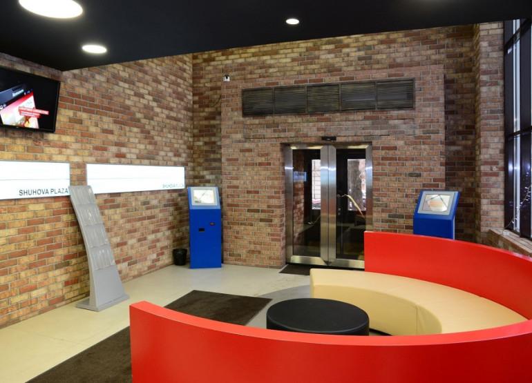 Шухова 14: Вид входной группы внутри зданий