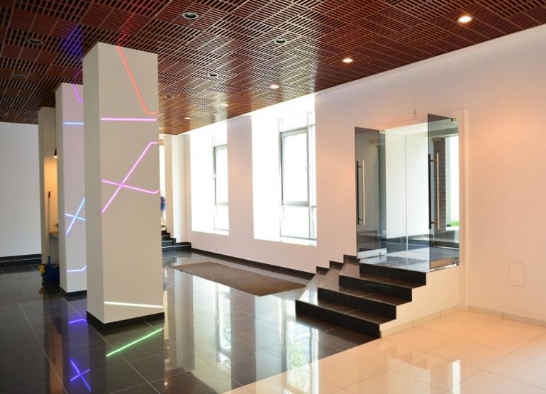 Шухова 14: Вид входной группы внутри зданий